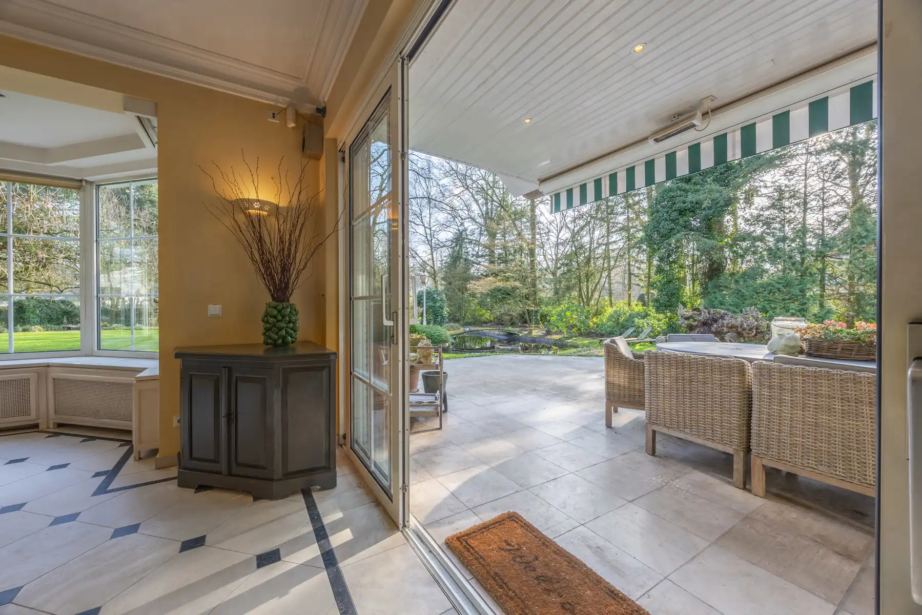 Unieke villa met 4 slpks, 3 bdks, riante garage & guesthouse foto 11