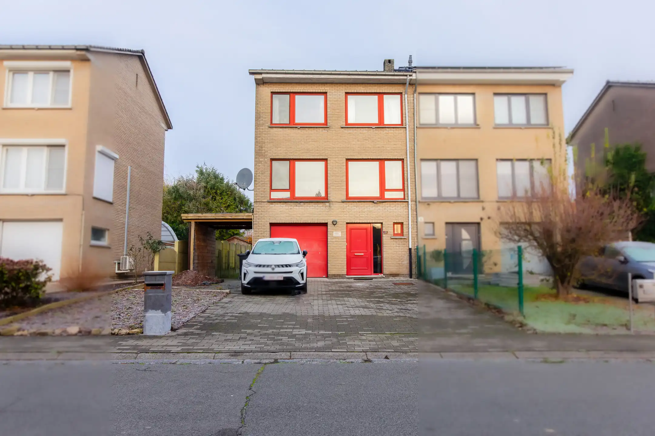 Charmante gezinswoning met potentieel, grote oprit en tuin foto {{pictureIndex}}