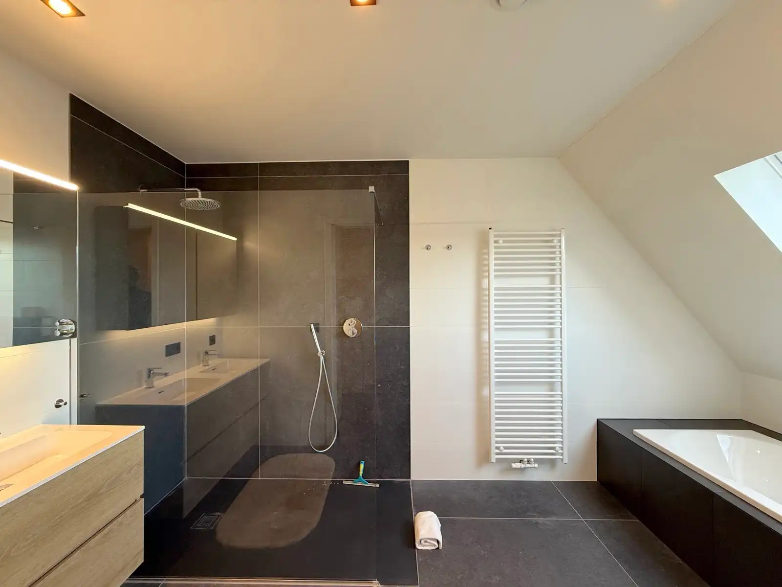 Gemeubeld appartement met 3 slaapkamers, terras en garage foto 27