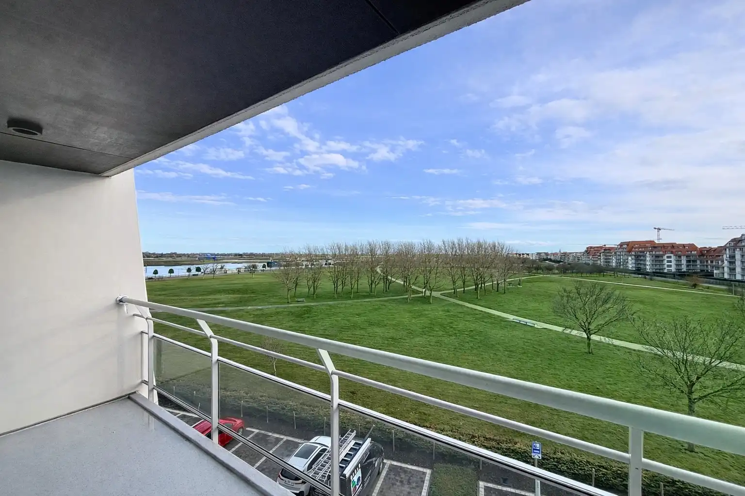 Zuid georiënteerde studio met panoramisch uitzicht op de vaargeul van Nieuwpoort foto {{pictureIndex}}