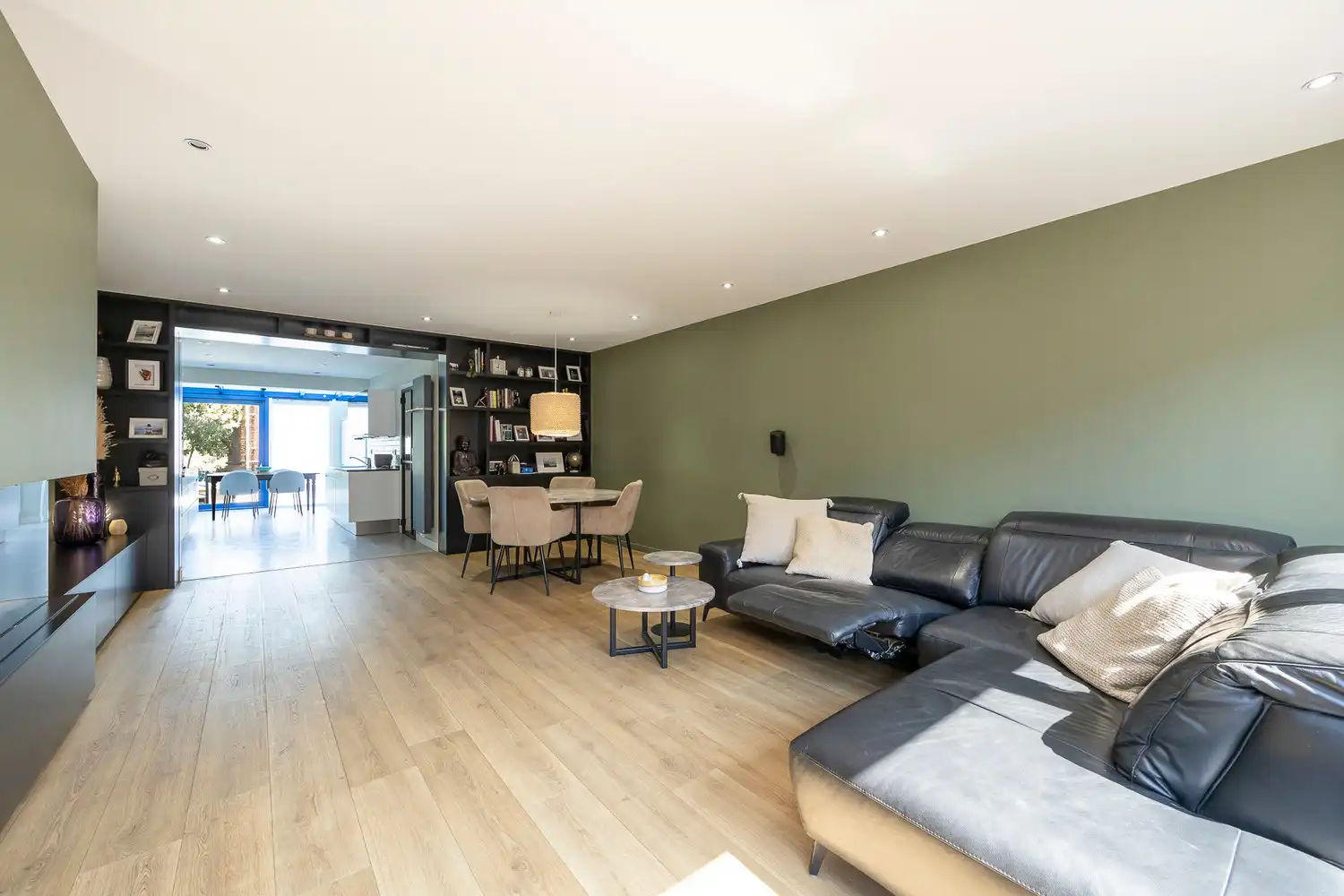 RUIME BEL-ÉTAGE MET DRIE SLAAPKAMERS IN CENTRUM BURCHT foto {{pictureIndex}}
