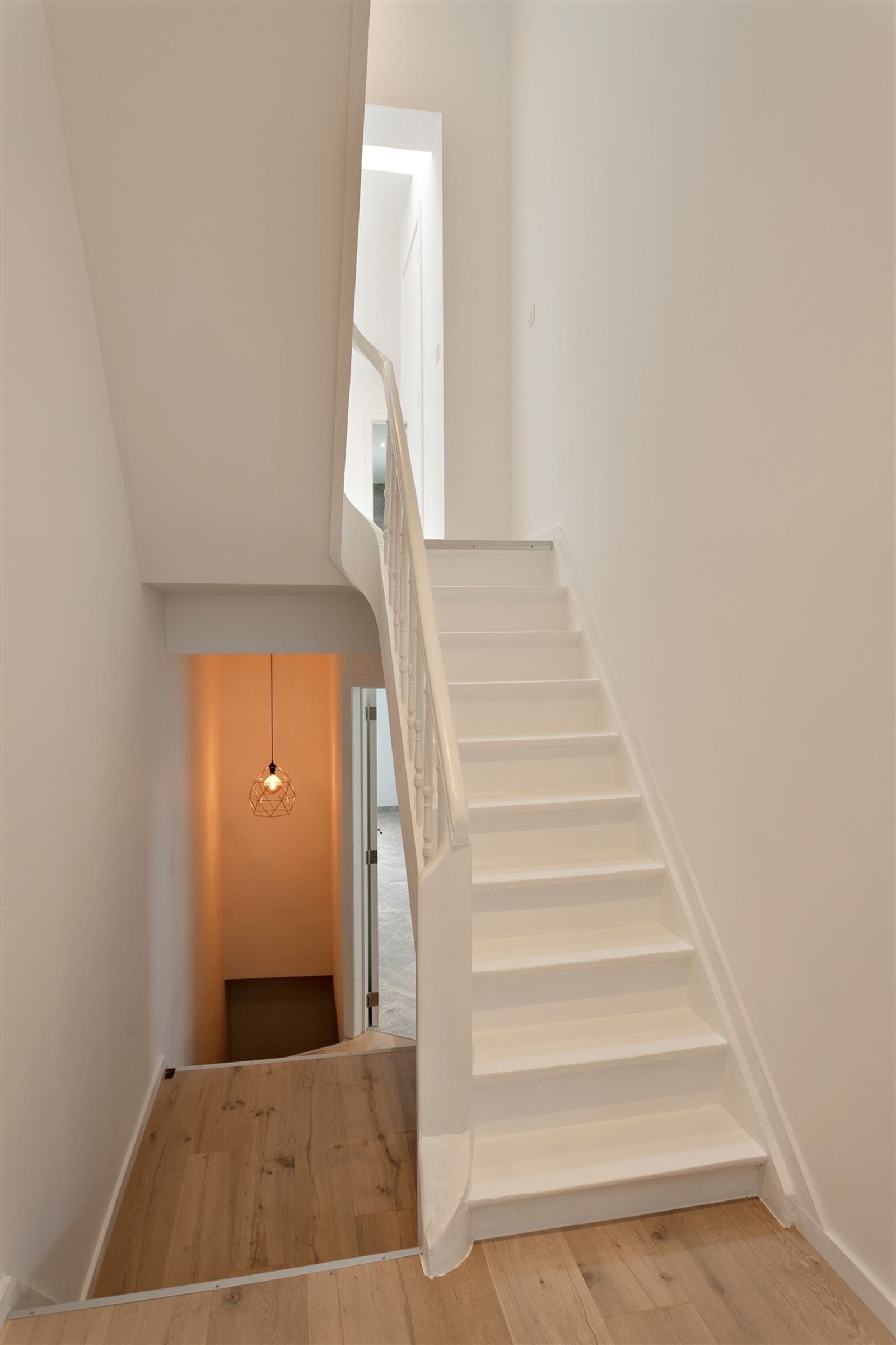  RUIM - KARAKTERVOL TRIPLEX appartement met 4 SLPK | vlakbij Berchem station. foto 9