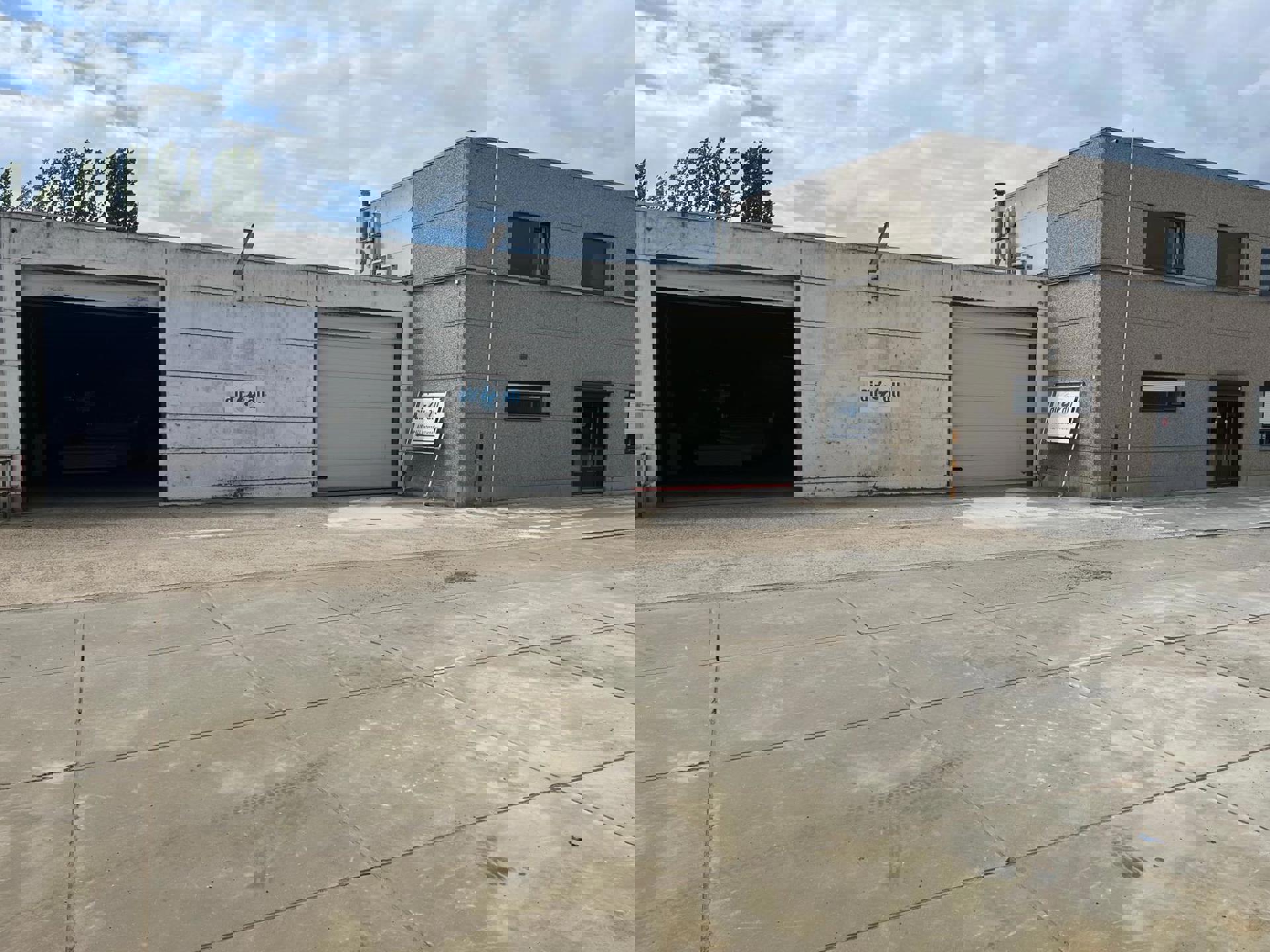 Magazijn 1020m² met kantoor te huur  foto {{pictureIndex}}