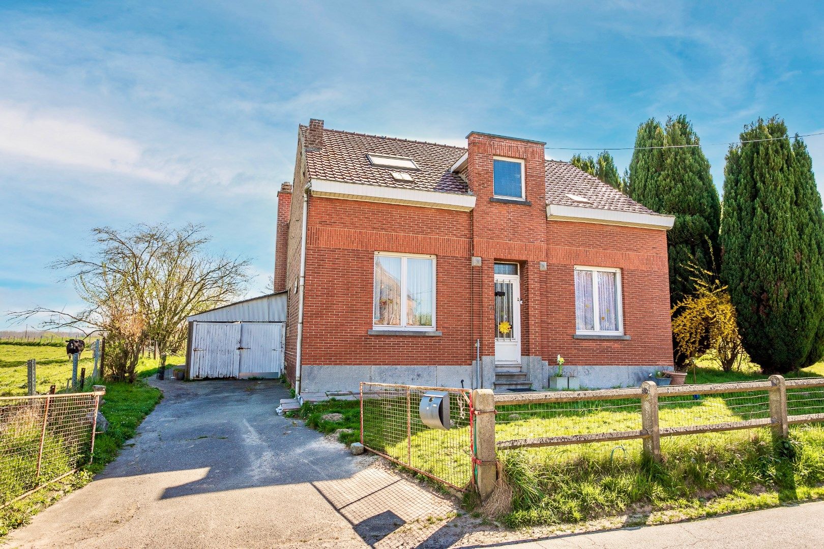 Hoofdfoto van de publicatie: Te renoveren woning met omliggende gronden 