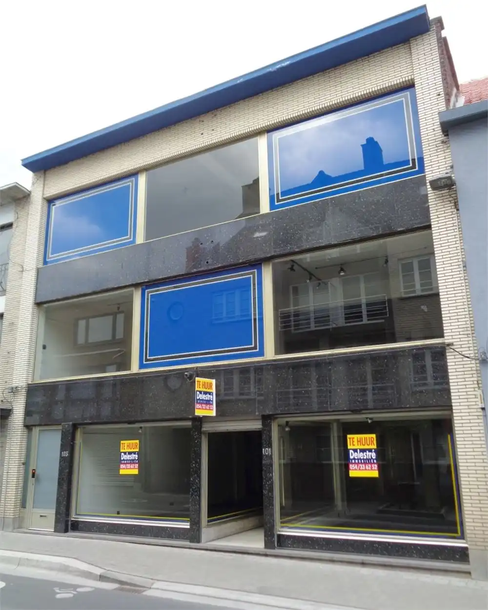 RUIM COMMERCIEEL GEBOUW foto {{pictureIndex}}