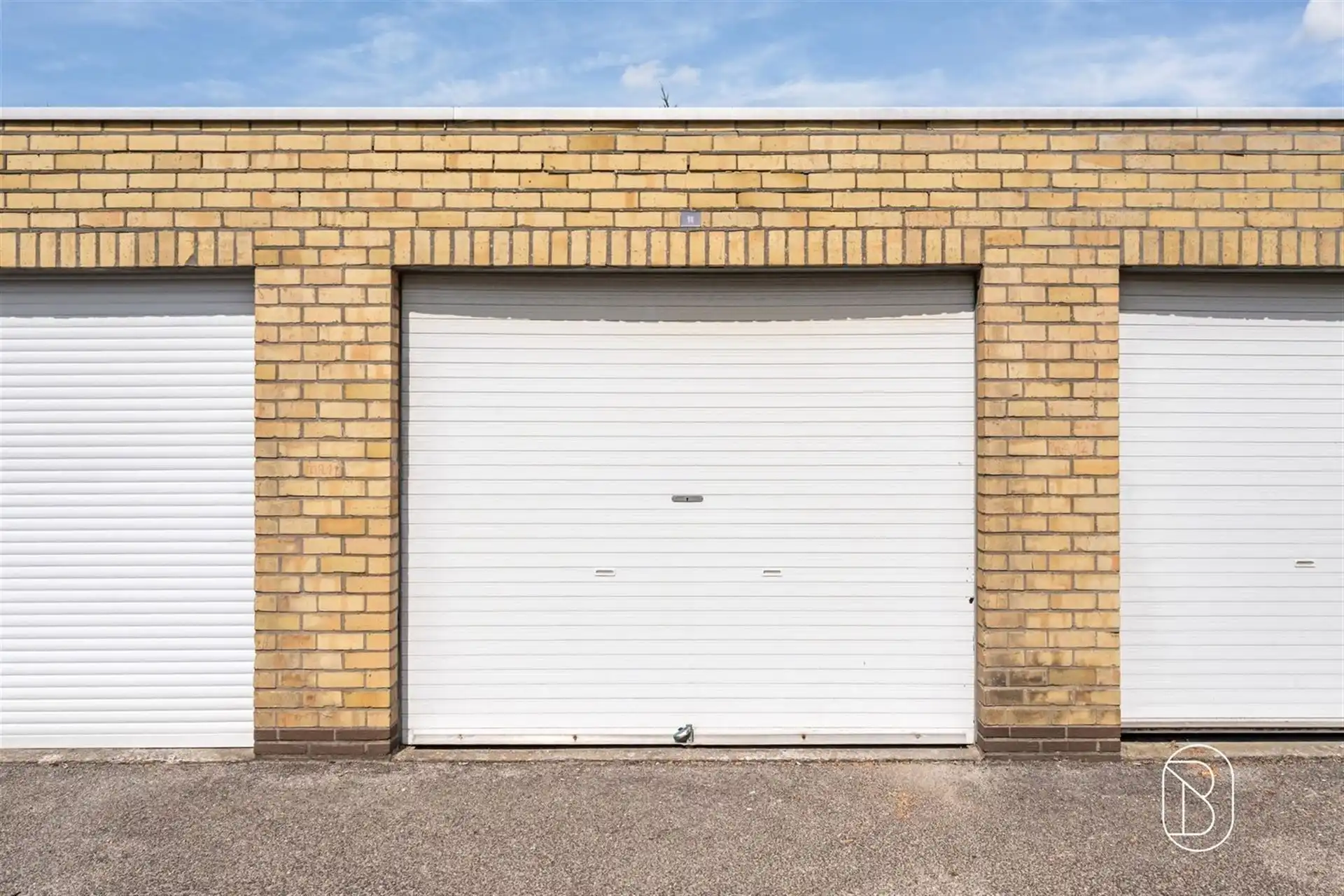 Centraal gelegen garagebox in Roeselare foto {{pictureIndex}}