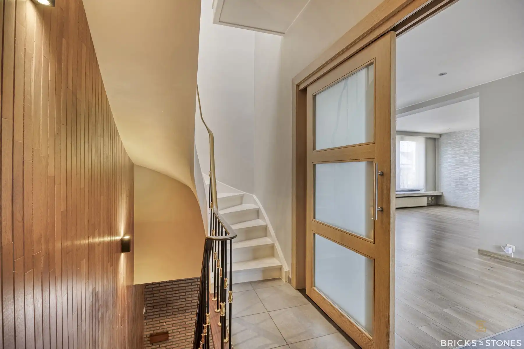 Instapklare woning met riante handelsruimte! foto 14