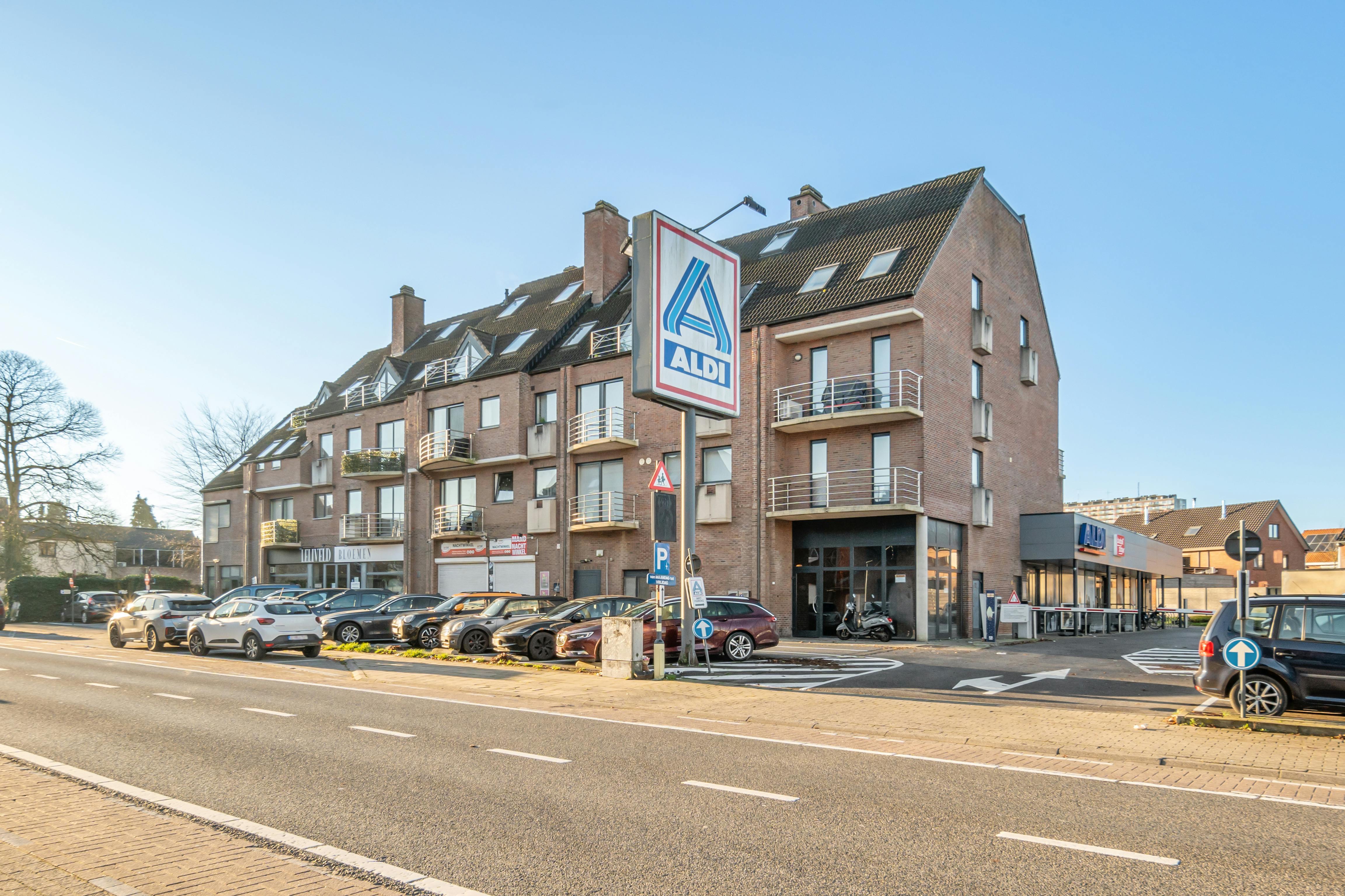 Instapklaar appartement met twee terrassen in het centrum van Genk foto 14