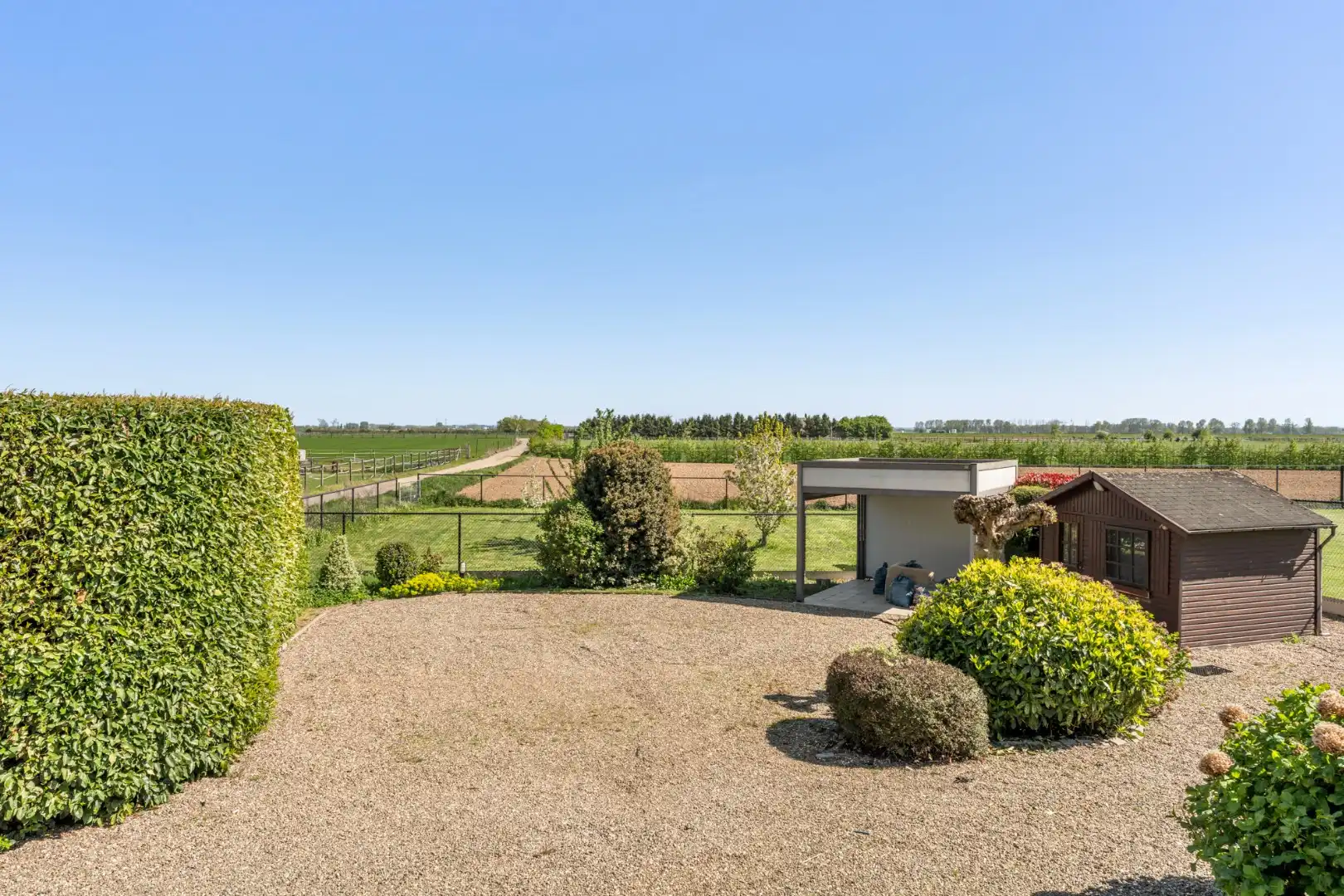 Gelijkvloerse gezinswoning op een ruim perceel van 9a51ca op een rustige locatie met uitzicht op achterliggende weilanden!  foto 4