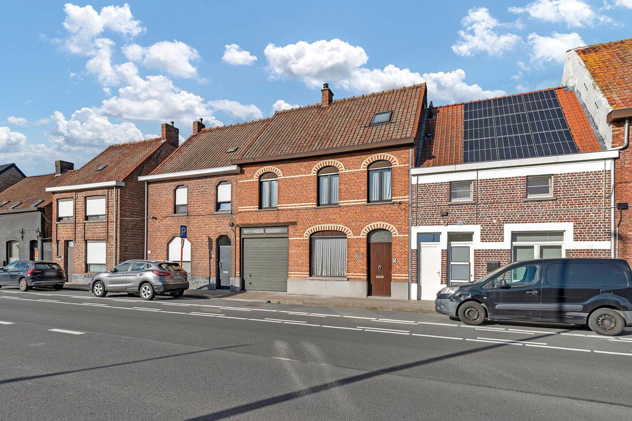 Ruime rijwoning met garage nabij centrum Deinze foto {{pictureIndex}}