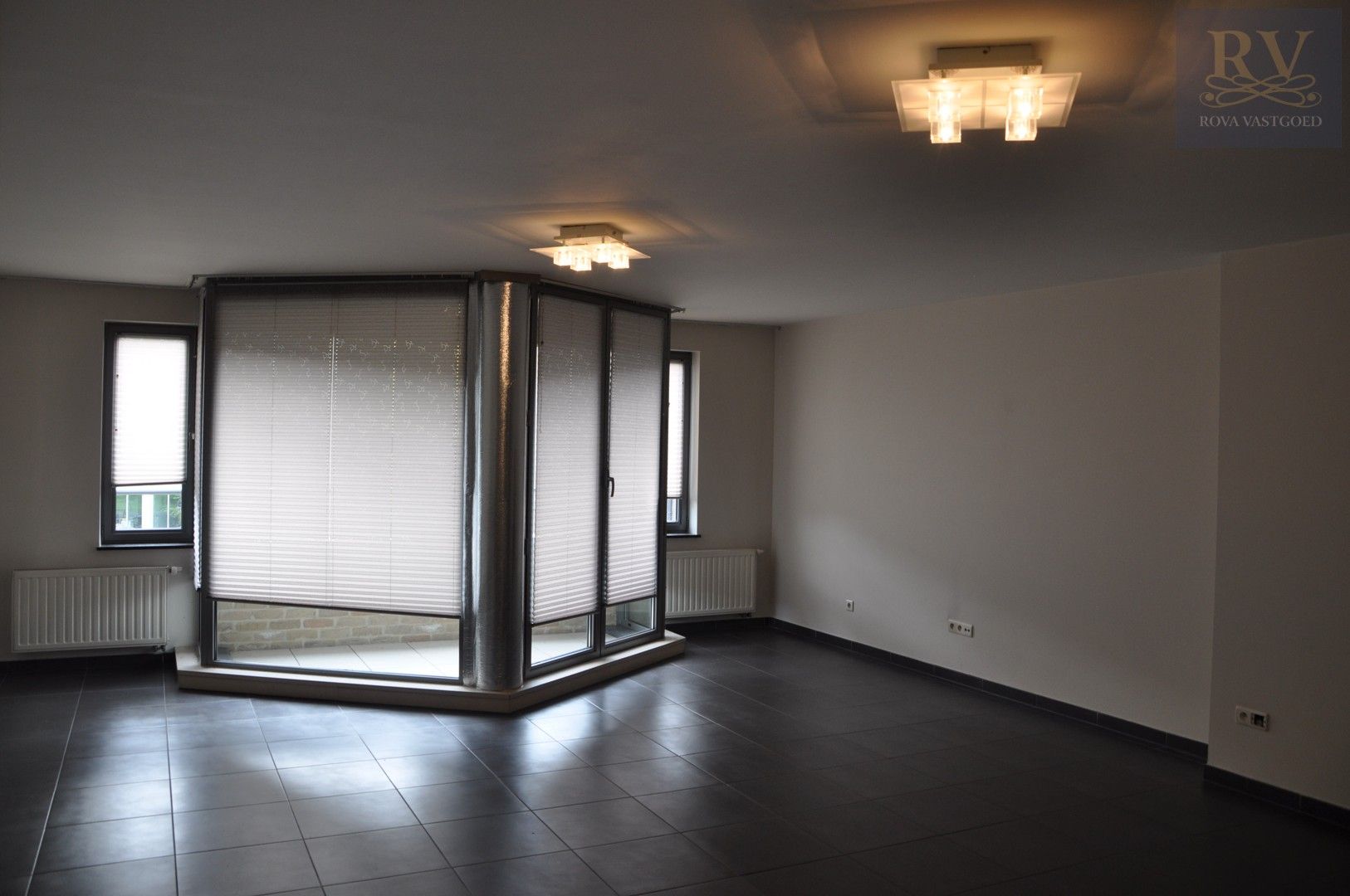 *** IN OPTIE *** LICHTRIJK EN AANGENAAM RUIM APPARTEMENT MET 1 SLPK IN CENTUM LANAKEN foto 9