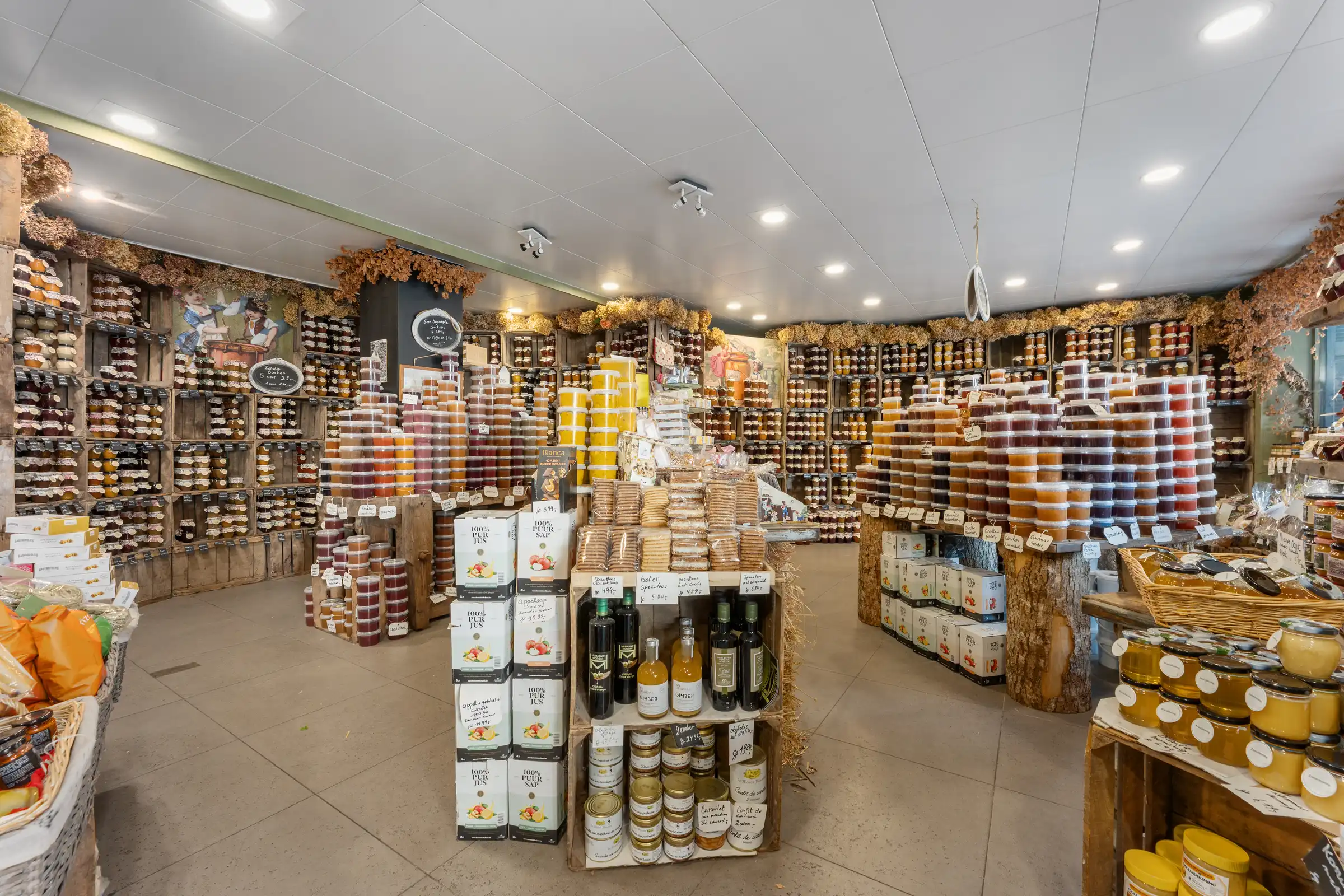 uiterst commercieel gelegen handelspand met ruime woonst foto 3