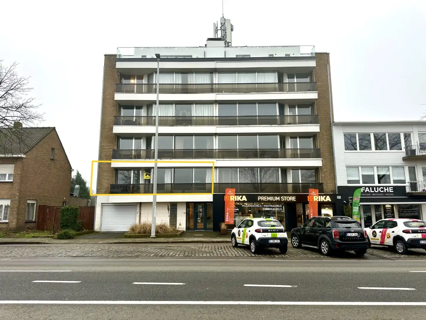 Appartement op centrale ligging te Sint-Kruis foto {{pictureIndex}}
