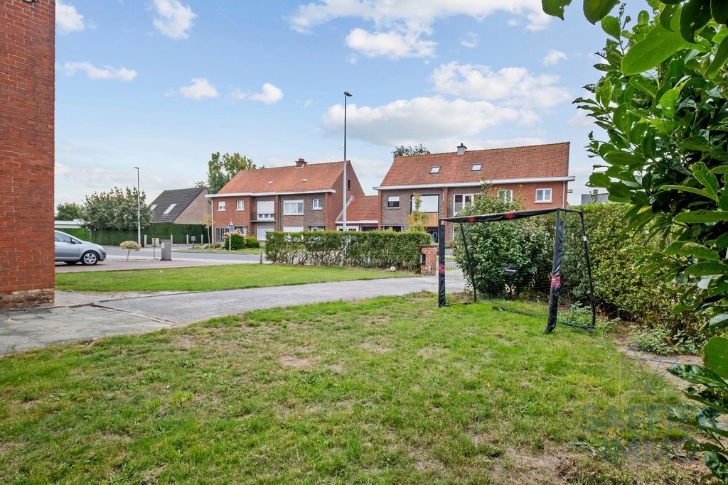 Halfopen bebouwing met zonnige tuin en 2 garages in rustige wijk te Izegem foto 4