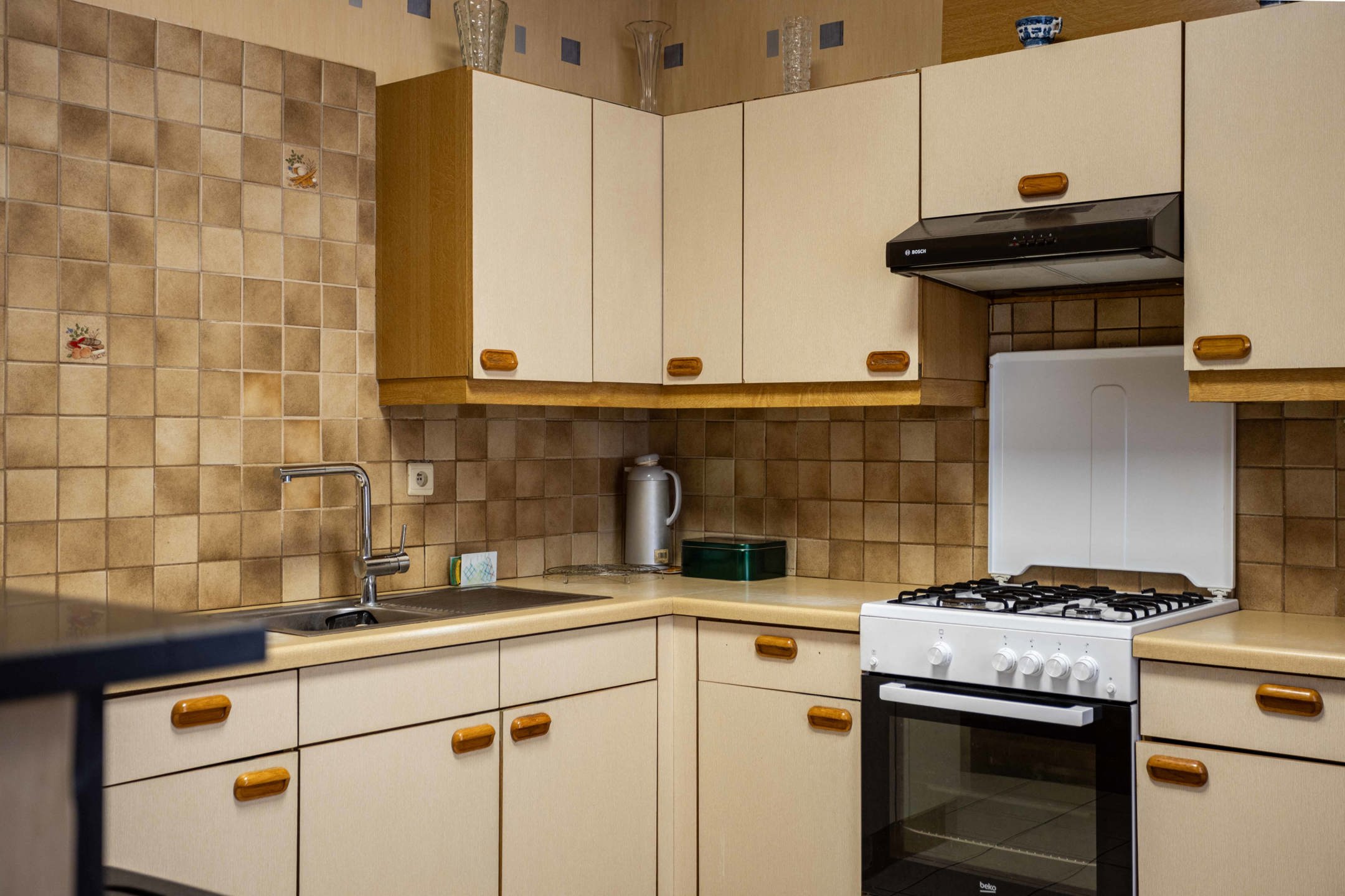  Verassend ruime, te renoveren woning in Ronse foto 10