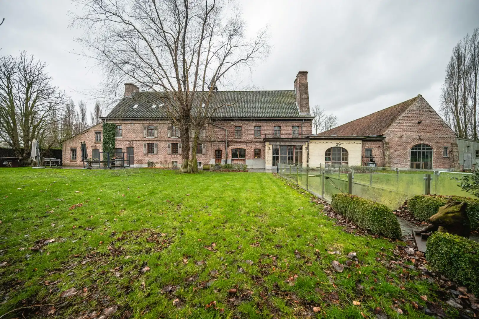 Unieke vierkantshoeve op uitgestrekt domein, geschikt voor diverse doeleinden  foto 16