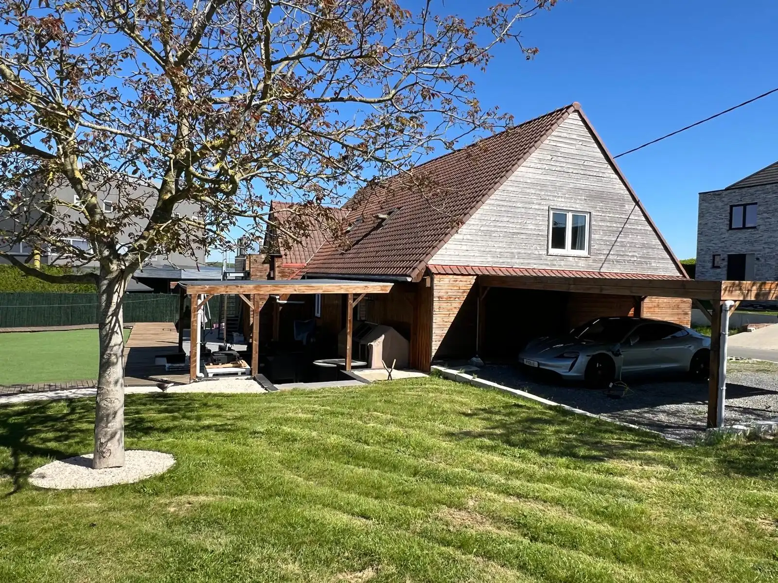 In het landelijke Roborst, een deelgemeente van Zwalm in de prachtige Vlaamse Ardennen, bevindt zich deze ruime en volledig gerenoveerde woning op een perceel van 1.143 m².  foto 4