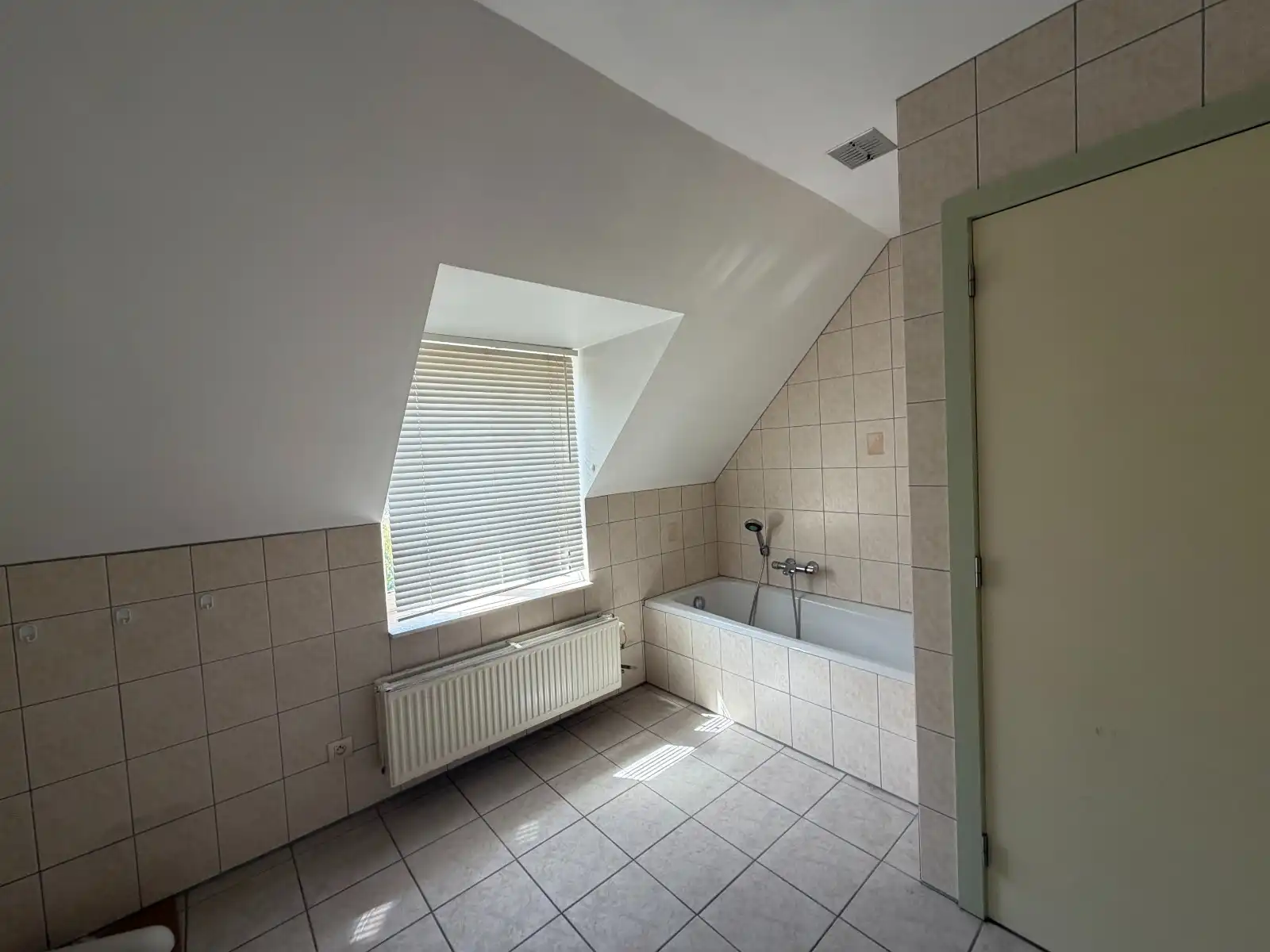 RUIME WONING MET 4 SLAAPKAMERS, 2 BADKAMERS, 2 GARAGES EN LANDELIJK UITZICHT foto 20