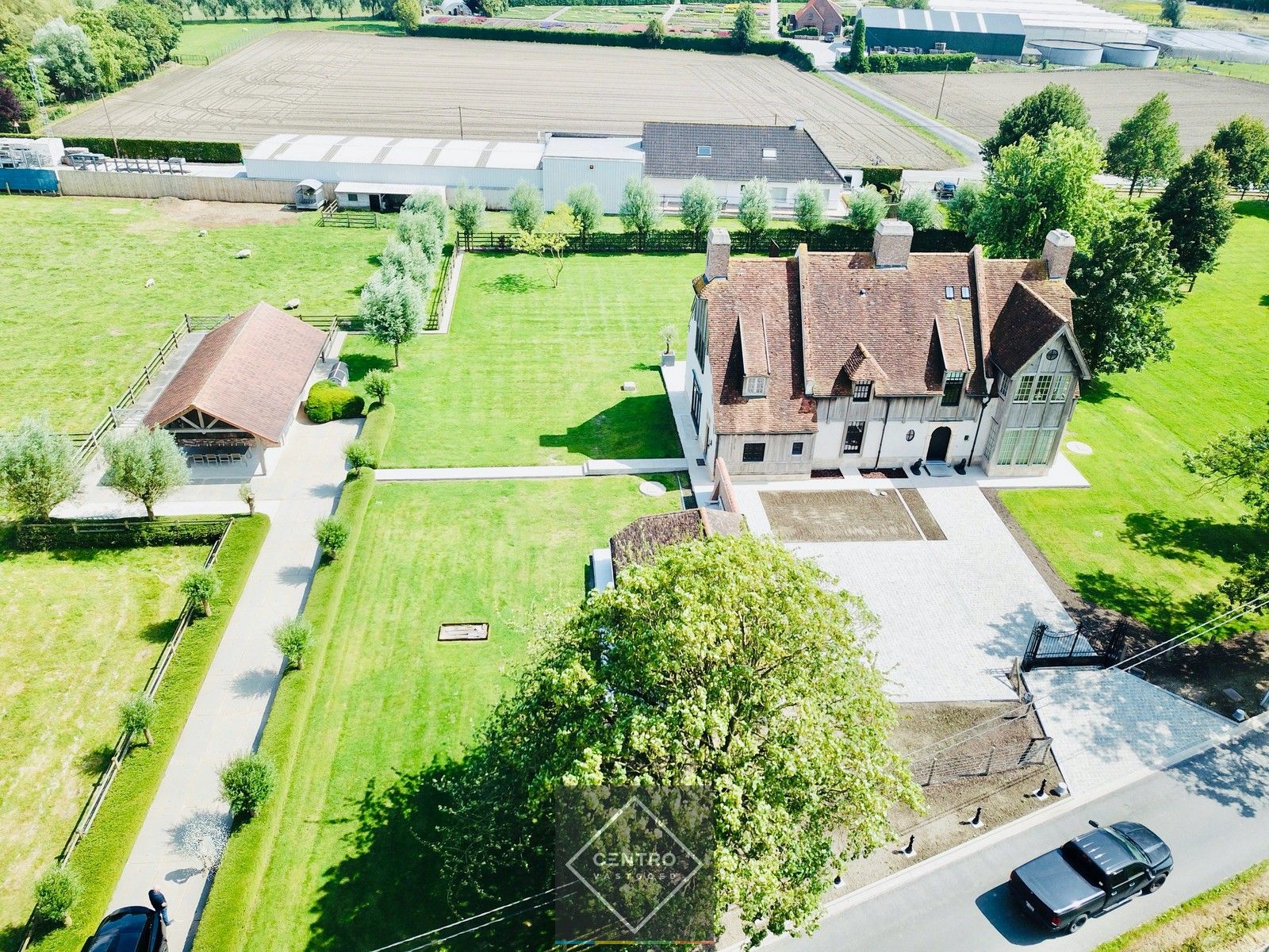 Exclusief aanbod: Twee Engelse Manoir VILLA's met een eiken BIJHUIS en STALLINGEN op maar liefst 2ha grond! Superlatieven schieten hier te kort! foto 1