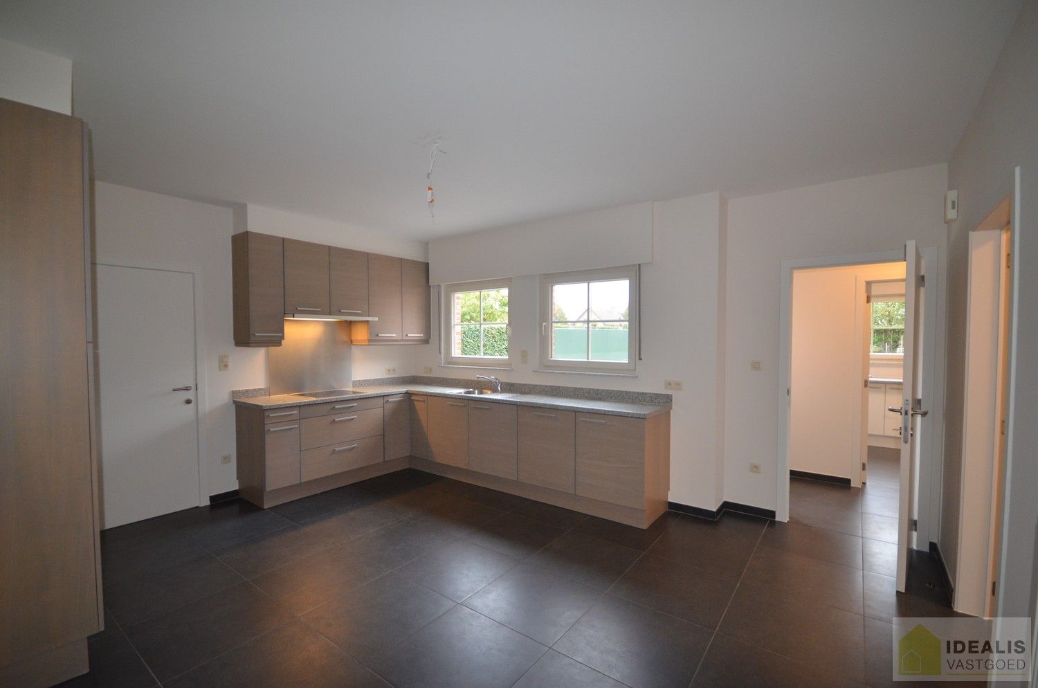 LUXUEUS AFGEWERKTE VILLA IN ZEER GOEDE STAAT! Deze ruime woning omvat o.a. een grote leefruimte, ruime keuken met bergplaats, wasplaats, 3 slaapkamers, ruime badkamer, inpandige garage en bergzolder! De villa is gelegen op een perceel met een opp. +/-13a dat volledig is aangelegd en omheind! Zeer geschikt voor kandidaten op zoek naar een rustig, doch centraal gelegen instapklare woning. foto 10
