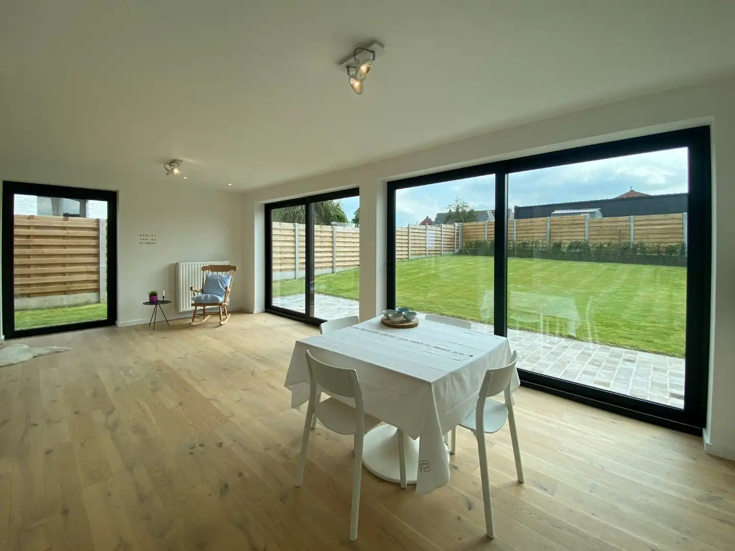 Recente woning met 3 slaapkamers, ruime oprit en tuin foto 10