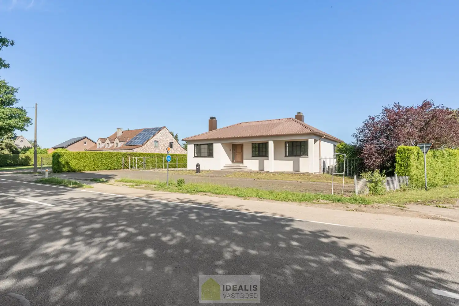 KNAPPE GROTENDEELS GERENOVEERDE EENGEZINSWONING MET EEN HEERLIJK LICHTRIJKE WOONKAMER MET OPEN KEUKEN, AANSLUITEND VERANDA MET ZICHT OP DE ZEER RUIME TUIN (+-2700M²!), 3 SLAAPKAMERS, RUIMTELIJKE BADKAMER VOORZIEN VAN BAD EN INLOOPDOUCHE EN DE WONING IS VOLLEDIG ONDERKELDERD! EEN HEERLIJK RUIME BUNGALOW DIE NOG VOLLEDIG NAAR EIGEN SMAAK AFGEWERKT KAN WORDEN! Een aangename woning met een bewoonbare oppervlakte van +- 205m² op een perceel van +- 26are98ca (2698m²) op een rustige locatie! Tevens is de woning centraal gelegen t.o.v. het centrum van Peer, Meeuwen (Oudsbergen) en Houthalen-Helchteren en kan men vlot gebruik maken van de Noord-Zuidverbinding (A24). foto 3