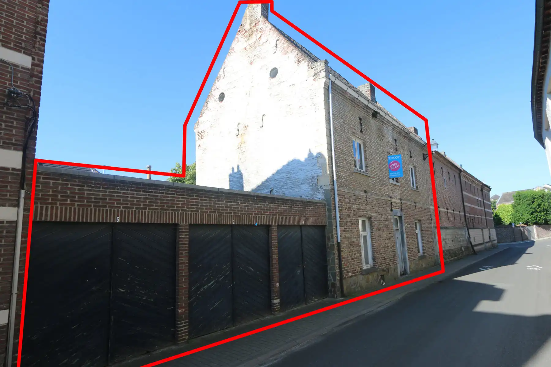 Authentieke begijnenwoning + bouwperceel met 6 garageboxen foto 6