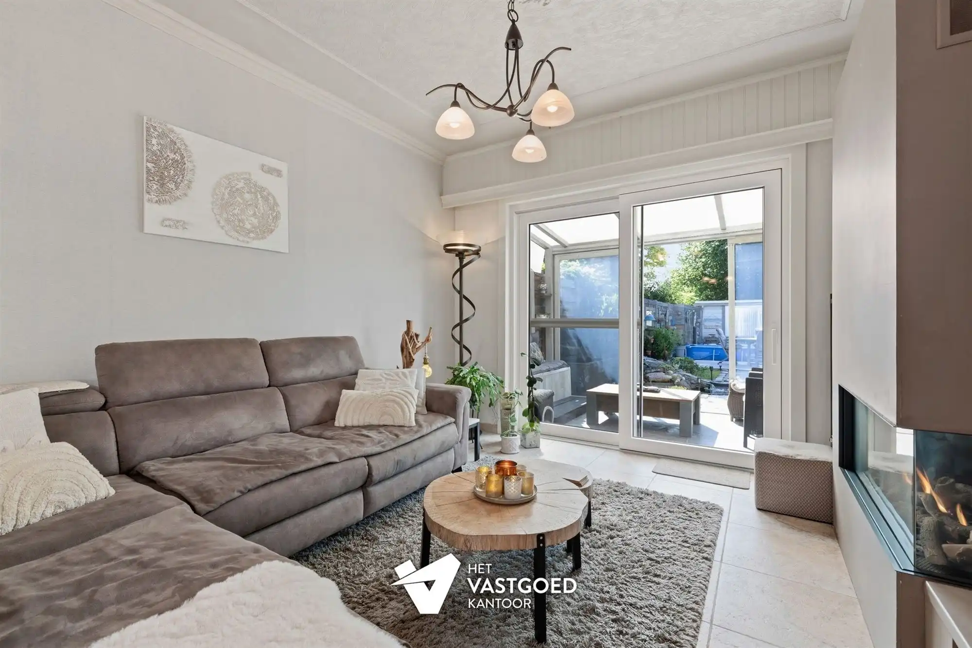 INSTAPKLAAR GELIJKVLOERS APPARTEMENT MET TERRAS, TUIN EN GARAGE foto 3