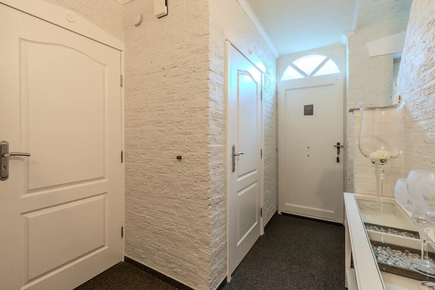 Instapklare woning met drie slaapkamers, ruime tuin en twee garageboxen in hartje Rekem! foto 6