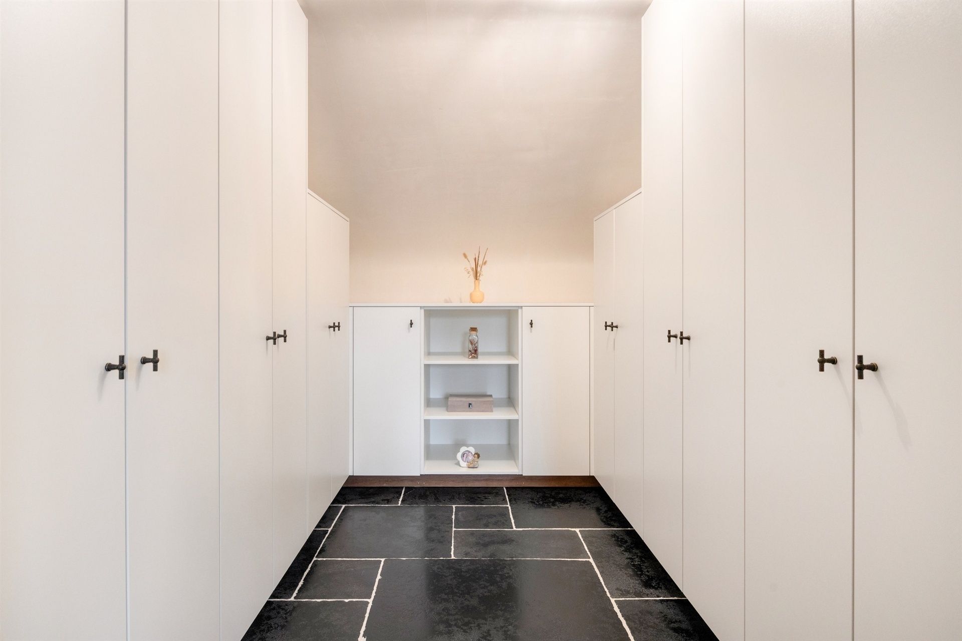 Volledige gerenoveerde woning met loods foto 26