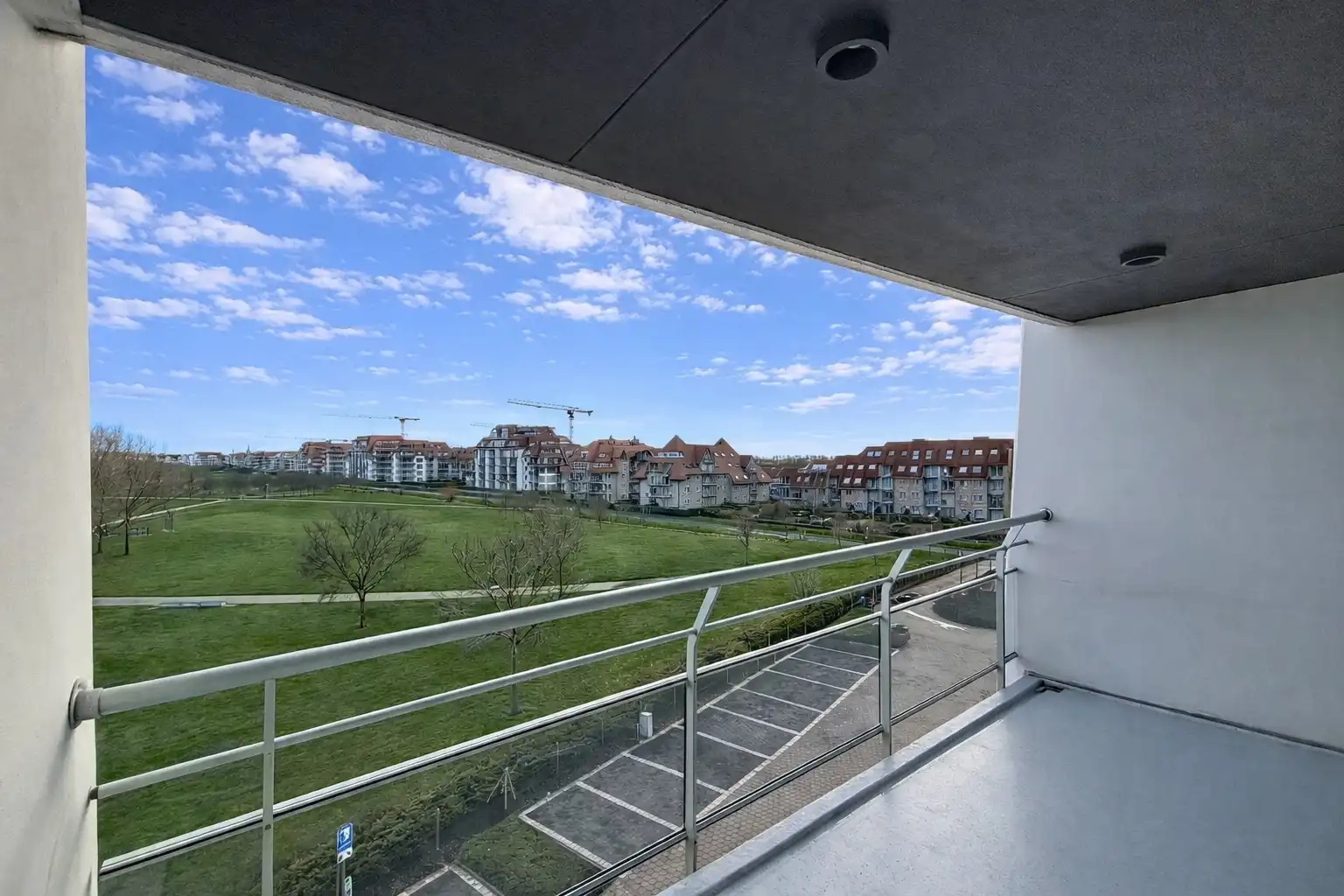 Zuid georiënteerde studio met panoramisch uitzicht op de vaargeul van Nieuwpoort foto 2