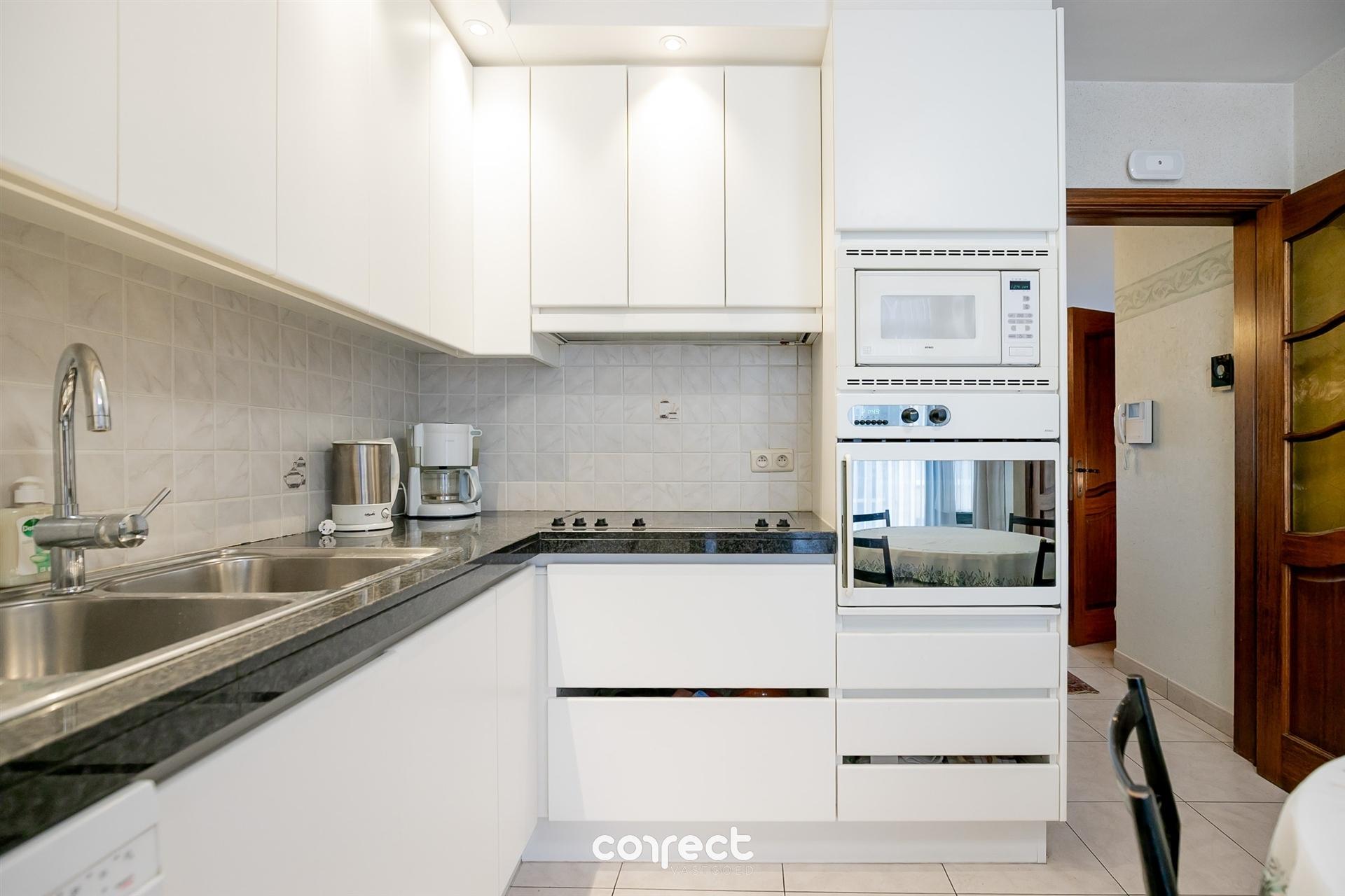 Instapklare gezinswoning met garage voor 3 wagens, terras en ruime zongerichte tuin. foto 5