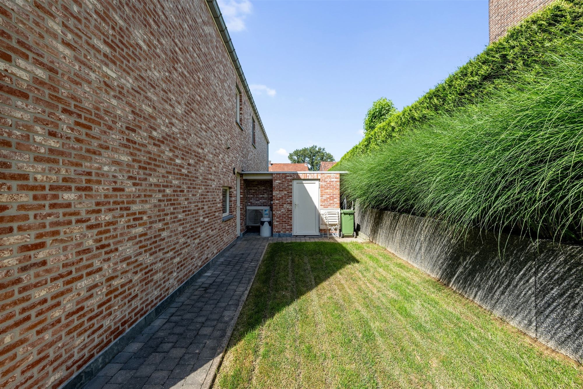 KNAPPE TOT IN DE PUNTJES AFGEWERKTE MET 3 SLAAPKAMERS EN LEUKE TUIN foto 9