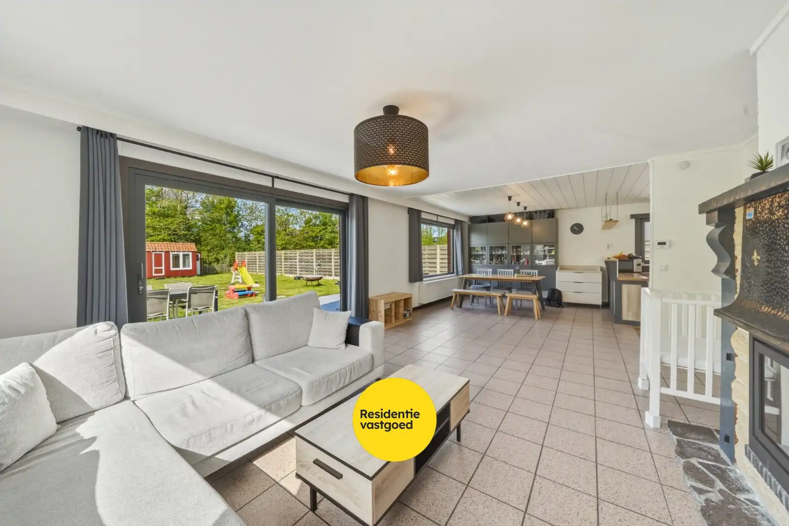 Instapklare ruime bungalow met zongerichte tuin in hartje Oudenburg! foto 2