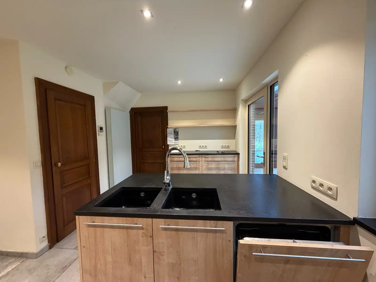 Ruime halfopen woning met 3 slaapkamers, garage en zonnige tuin in het centrum van Deinze foto 7