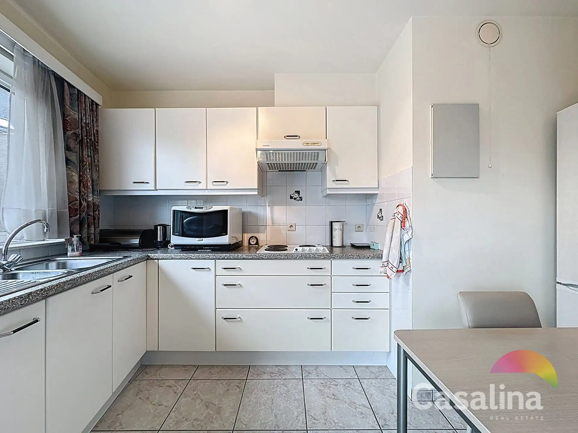 Gemengd gebouw bestaande uit 2 handelsruimtes en 4 woonunits foto 8