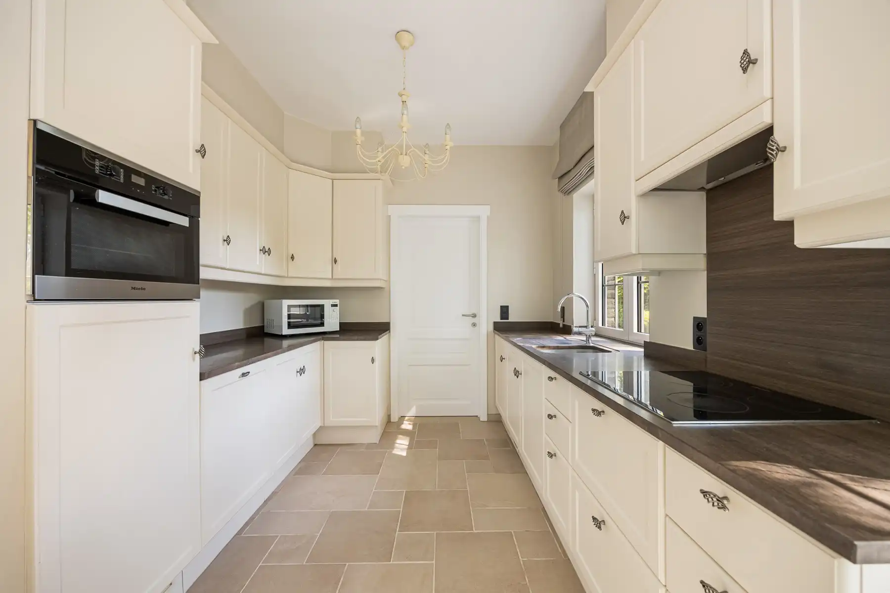 Luxueus afgewerkte villa met zwembad foto 9