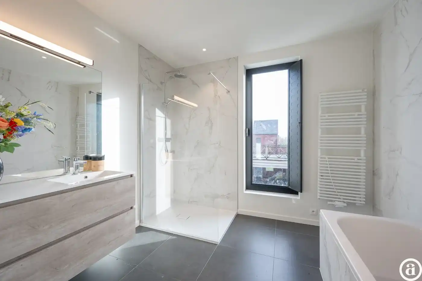Alleenstaande moderne villa gelegen in een rustige residentiële omgeving te Knokke.  foto 18
