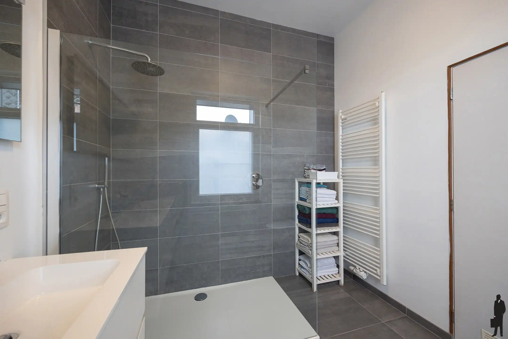 Ruime bel-étagewoning met 3 staanplaatsen en terras foto 8