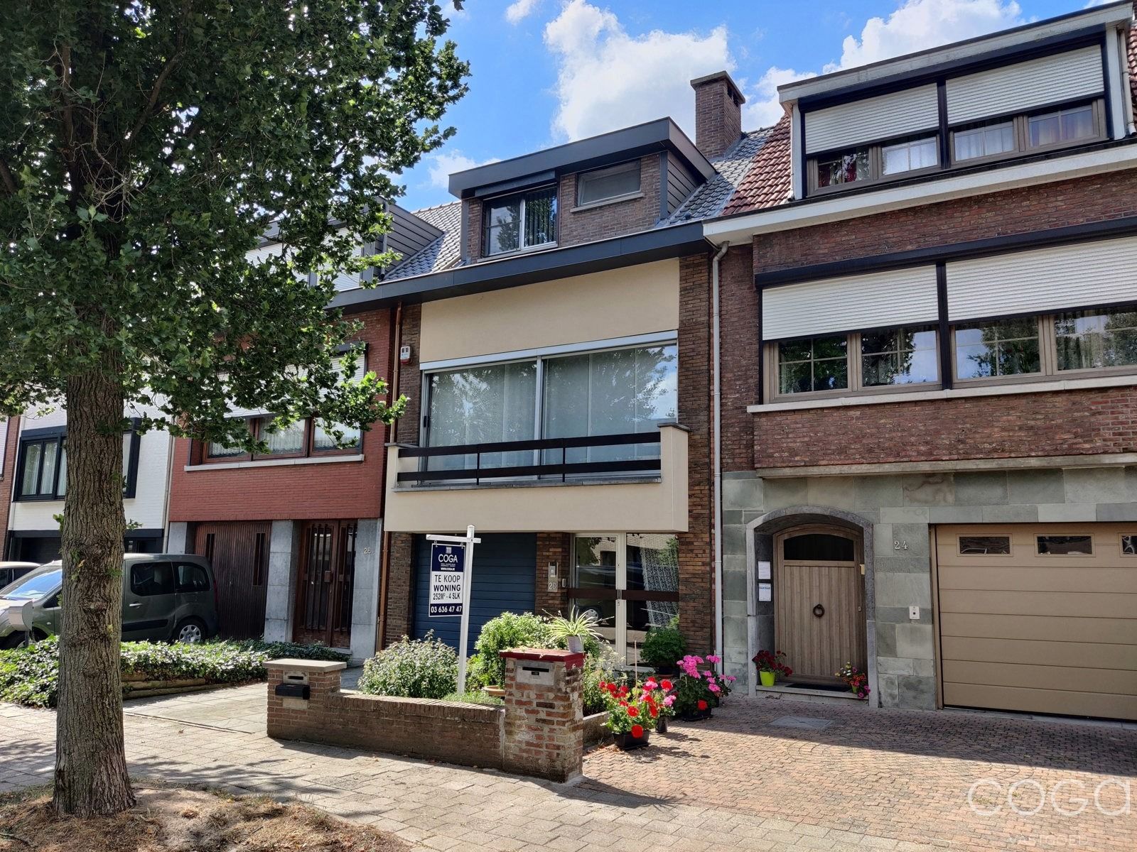 Woning met 4 slaapkamers, garage en tuin foto {{pictureIndex}}