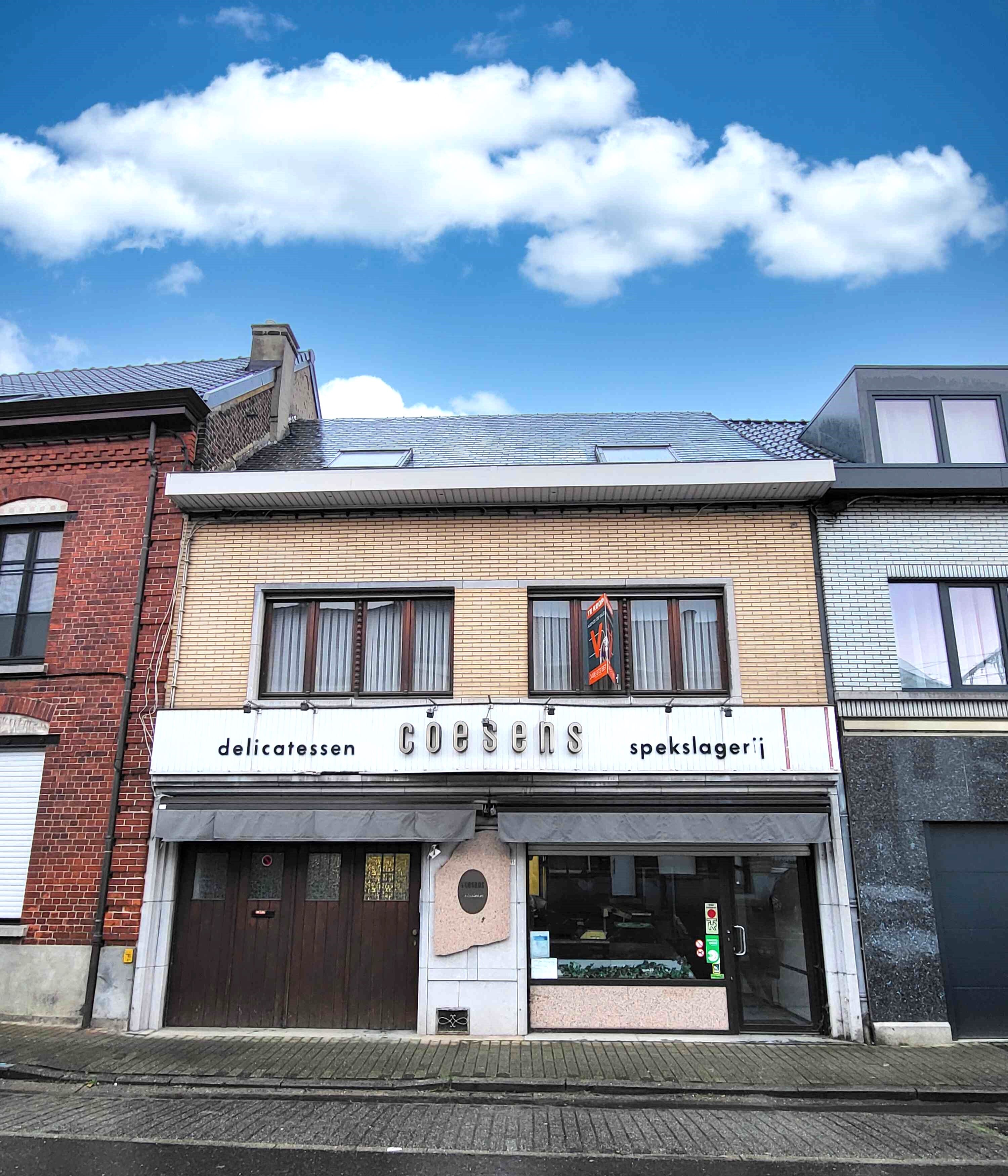 Dit veelzijdige pand met een grondoppervlakte van 240 m² combineert een ruime commerciële gelijkvloerse verdieping met een comfortabel appartement op de eerste verdieping. foto 4