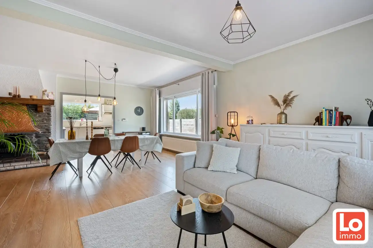 Instapklare halfopen woning met afzonderlijke garage op toplocatie in hartje Lochristi! foto 2