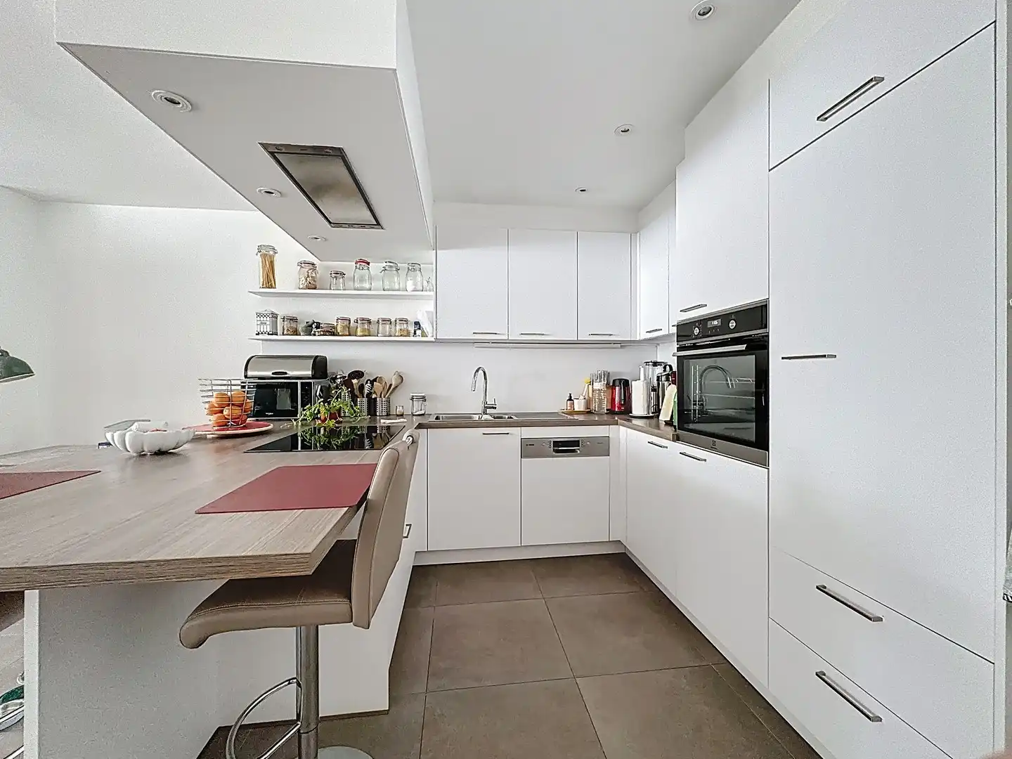 Volledig gerenoveerd en zeer ruim appartement met garage. foto {{pictureIndex}}