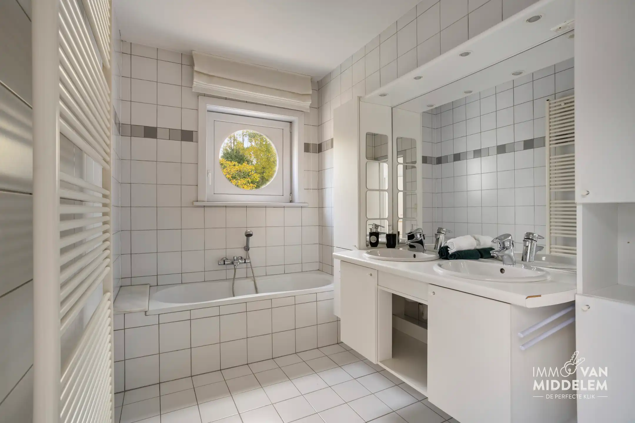 DUPLEXAPPARTEMENT MET 3 SLAAPKAMERS, GARAGE EN BERGING foto 9