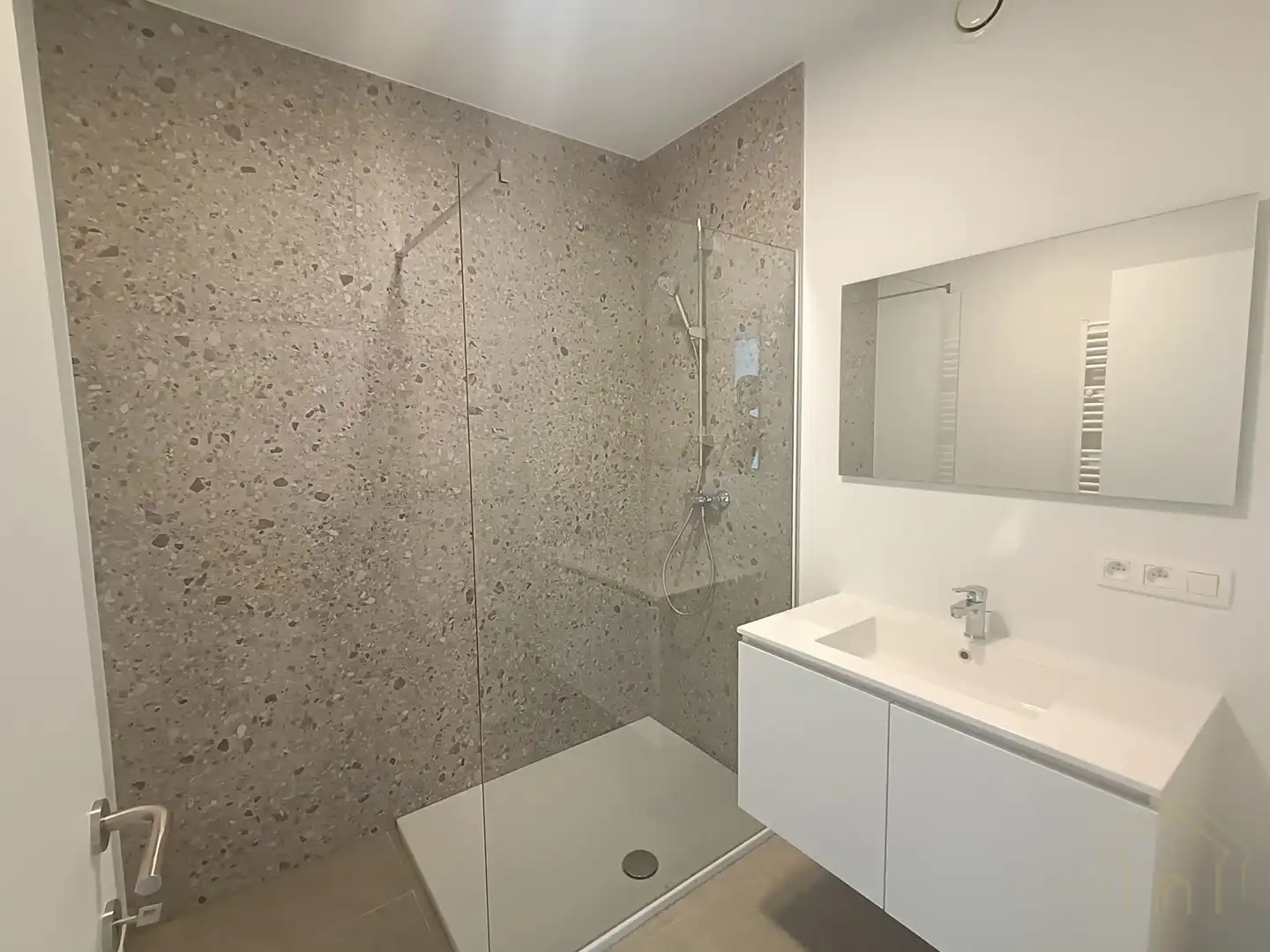 Afgewerkt modelappartement met twee slaapkamers foto 10
