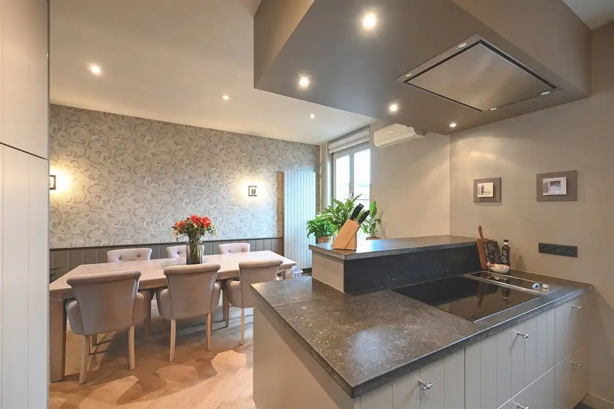Mooie en gerenoveerde woning in populaire straat te Borgerhout foto 7