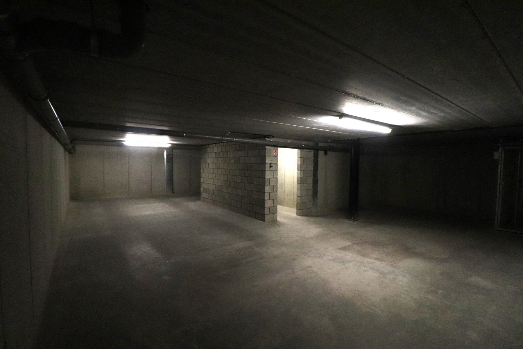 Recente KMO-unit van 222m² met goederenlift op bedrijventerrein De Mil. foto 6