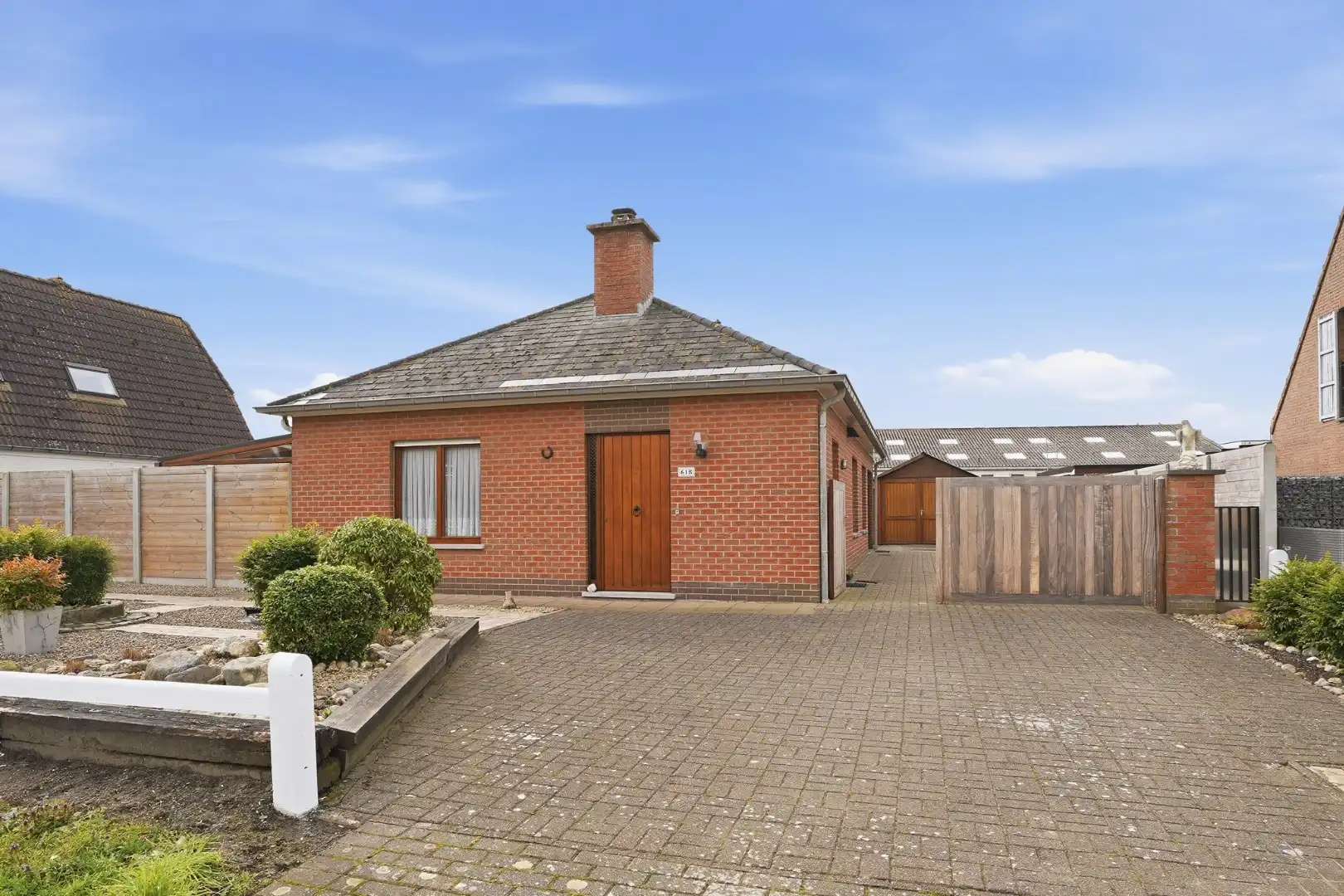 Hoofdfoto van de publicatie: Alleenstaande bungalow met garage en tuin  op 684 m²