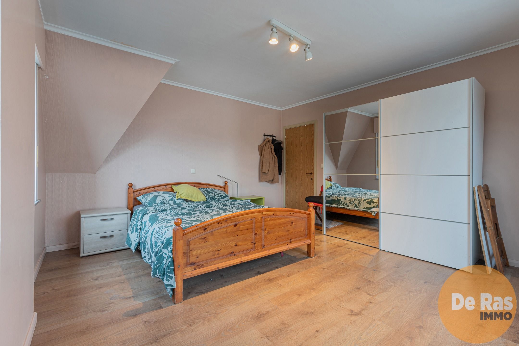 HILLEGEM - Stevige halfopen bebouwing op een rustige locatie foto 10