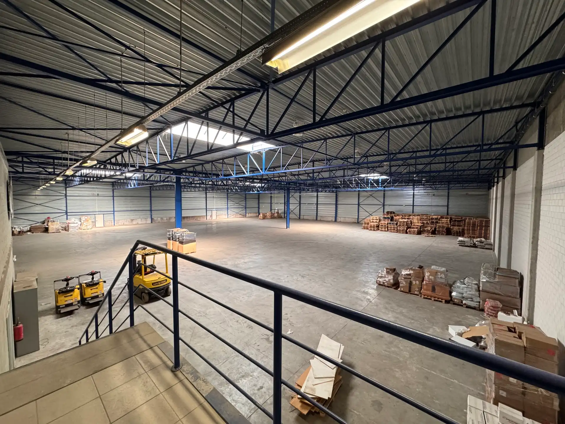 Magazijn (± 2.600 m²) met kantoor en laadkades te huur foto 7